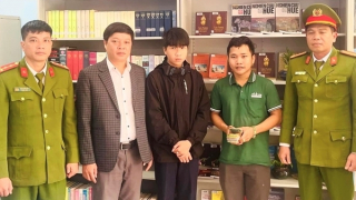 Nam sinh lớp 8 nhặt được gần 88 triệu đồng trả lại nhân viên giao hàng