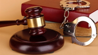 Khởi tố, tạm giam  2 cán bộ về tội "Lạm dụng chức vụ, quyền hạn chiếm đoạt tài sản"