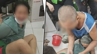 Người bán tạp hoá khống chế tên cướp trong tiệm cầm đồ