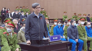 Khoảng lặng trước công đường