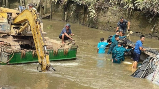 Lật ghe gỗ, 23 tấn gạo chìm dưới lòng sông