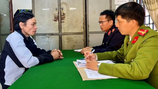 Bắt giam nghịch tử dùng dao cứa cổ cha ruột