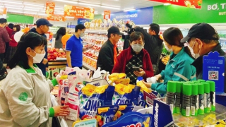 Hàng hóa Tết “ì ạch” chờ người mua