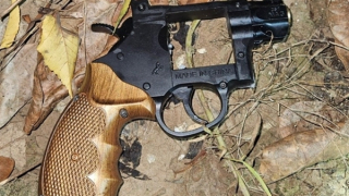 Thủ súng, ra đường gặp ngay CSGT