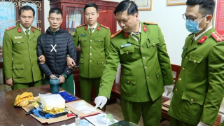 Cặp đôi nhiều tiền án lái xế hộp đi mua ma tuý