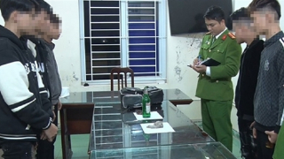 Nhóm thanh thiếu niên nổi hứng yêng hùng mang hung khí đi… “ném dạo”