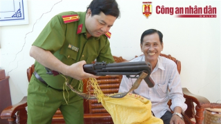 Những cán bộ hưu trí tự nguyện giao nộp vũ khí quân dụng