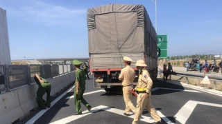 Tài xế chống đối đo nồng độ cồn, tông xe vào tổ tuần tra và bỏ chạy