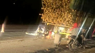 Lái xe sau chầu nhậu, hai nam thanh niên đâm vào xe chở keo tử vong