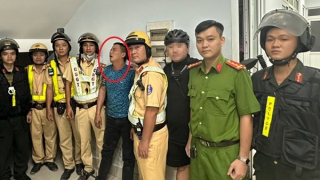 CSGT phối hợp truy đuổi bắt 2 tên cướp xe Vespa