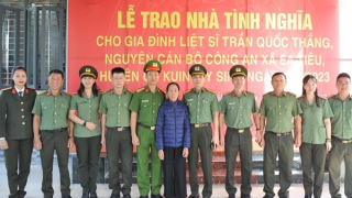 Trao Nhà tình nghĩa tặng thân nhân liệt sĩ CAND hy sinh trong vụ khủng bố ở Đắk Lắk