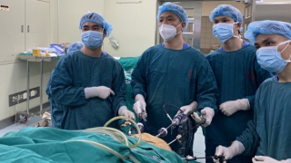 Phẫu thuật nội soi một lần điều trị ung thư đại tràng di căn gan