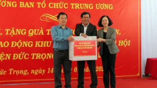 Đồng chí Trương Thị Mai tặng quà Tết công nhân, người lao động KCN Phú Hội
