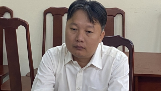 Khởi tố, bắt tạm giam cán bộ Cục Hải quan TP Hồ Chí Minh về tội buôn lậu