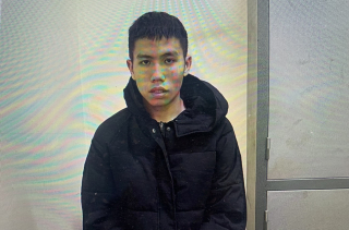 Chui gầm giường nằm chờ chủ nhà ngủ say rồi cướp tài sản