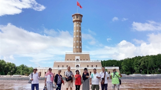 Cột cờ Tổ quốc ở hai đầu đất nước