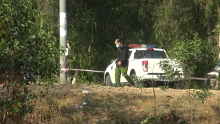 Người đàn ông tay cầm con dao, tử vong bất thường cạnh xe máy