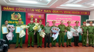 Khen thưởng một số đơn vị Công an khám phá vụ mua bán dầu nhớt giả ở Phú Yên