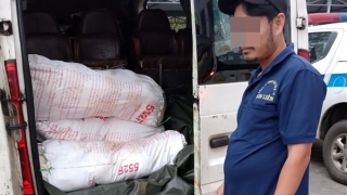 Xe khách vận chuyển mỡ động vật không rõ nguồn gốc và thuốc lá lậu