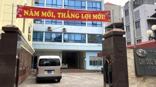 Đăng kiểm viên ôm bọc tiền để cấp nhanh giấy chứng nhận đăng kiểm cho 4 sà lan