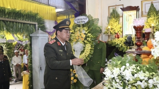 Công an các đơn vị, địa phương viếng và hỗ trợ gia đình Phó trưởng Công an phường hy sinh