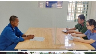 Khởi tố, bắt tạm giam đối tượng có hành vi xúc phạm Quốc kỳ