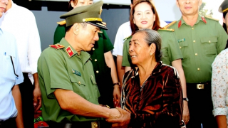 Bàn giao 2 căn Nhà tình thương tặng gia đình khó khăn ở Bến Tre