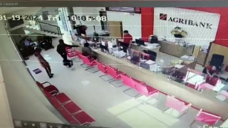 Bảo vệ bấm chuông cảnh báo, 2 tên cướp ngân hàng vứt túi tiền bỏ chạy