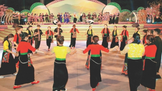 Xòe Thái rộn rã trời Xuân