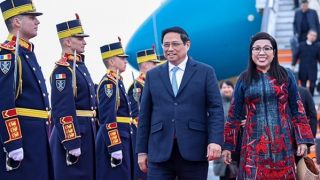 Thủ tướng Phạm Minh Chính tới thủ đô Bucharest, bắt đầu thăm chính thức Romania