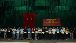 Trao huy hiệu, kỷ niệm chương Trường Sa cho các nhà báo, diễn viên