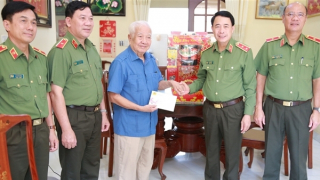 Thứ trưởng Lê Quốc Hùng chúc Tết các đồng chí nguyên Thứ trưởng và thắp hương tưởng nhớ các đồng chí cố lãnh đạo Bộ Công an