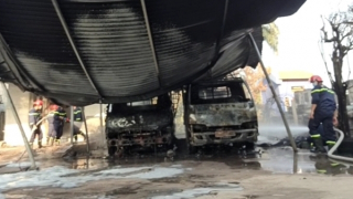 Lửa thiêu rụi 2 xe tải đậu trong hiên nhà