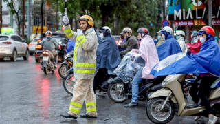 Hà Nội chuyển rét đậm, CSGT cắm chốt chống ùn tắc từ mờ sáng