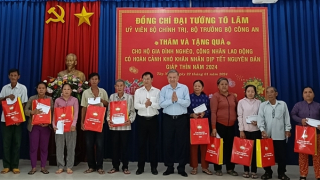 Bộ trưởng Tô Lâm thăm và tặng quà tết người dân nghèo ở Tây Ninh