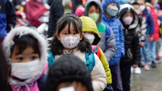 Rét dưới 10 độ C, nhiều trường học ở Hà Nội cho học sinh nghỉ học