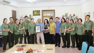 Tình người qua những trang hồ sơ