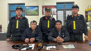 Bắt 2 đối tượng mang súng đầy đạn đi bán