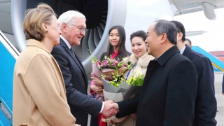 Tổng thống Đức đến Hà Nội, bắt đầu thăm cấp Nhà nước tới Việt Nam