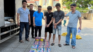 Truy đuổi, nổ súng khống chế 2 thanh niên chở pháo lậu