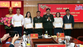 Công an Thừa Thiên Huế khen thưởng nhiều cơ quan báo chí và nhà báo