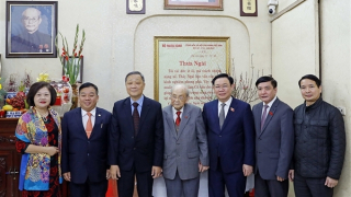 Chủ tịch Quốc hội Vương Đình Huệ chúc Tết gia đình các cố Chủ tịch Quốc hội