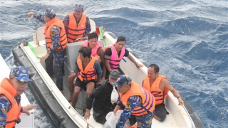 Tàu 471 kịp thời cứu nạn 5 ngư dân Bình Định trên vùng biển Trường Sa