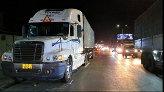 Va chạm với xe đầu kéo, 2 cô gái trẻ thương vong