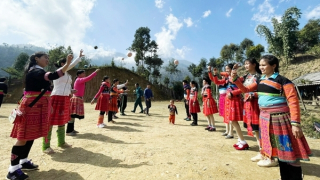 Nắng mới trên bản Mông