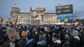 Đức: Hãy để quá khứ phát xít ngủ yên!