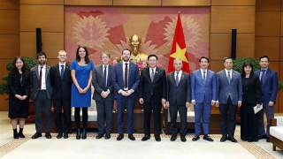 Chủ tịch Quốc hội Vương Đình Huệ tiếp các Đại sứ Anh và New Zealand