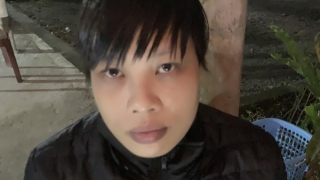 Lộ tẩy chân tướng người phụ nữ có thói quen nhận tiền qua khe cửa