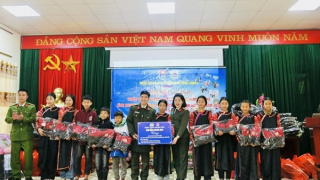 Trường Cao đẳng ANND I tặng quà cho học sinh và Công an xã Sín Thầu
