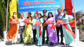 Công an Trà Vinh thăm, tặng quà Tết Công an xã đảo và bàn giao cầu giao thông nông thôn